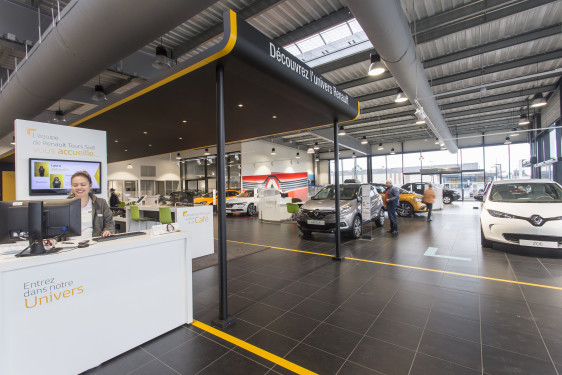 Hotesse Accueil showroom